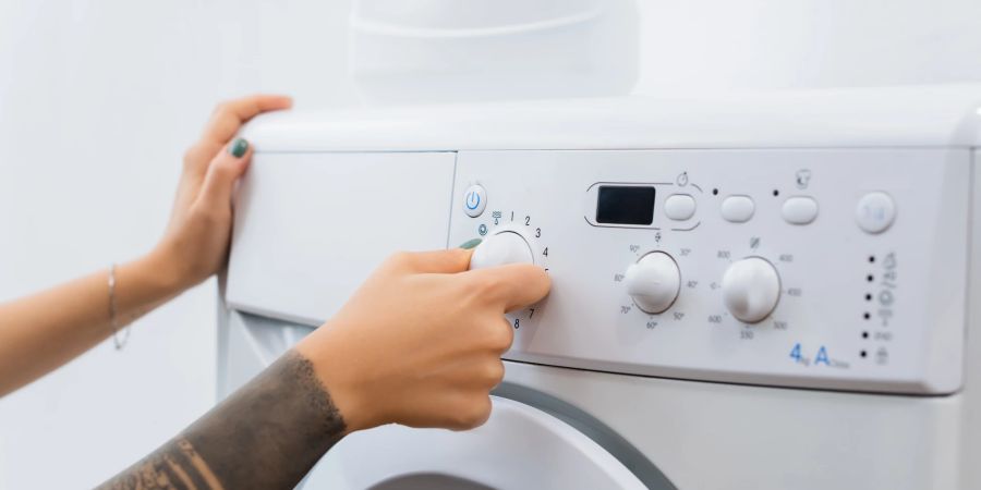 Unangenehme Gerüche in der Waschmaschine lassen sich mit natürlichen Hausmitteln beseitigen.
