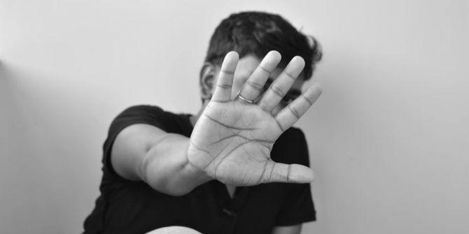 Teenager Hand Schutz Gesicht Ecke Angst