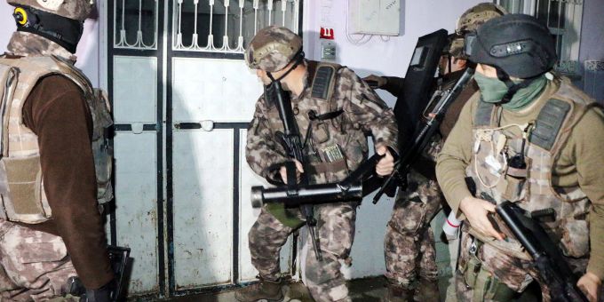 Türkische Polizisten nahmen 33 Razzien vor. (Archivbild) Türkische Polizisten nahmen 33 Razzien vor (Archivfoto).
