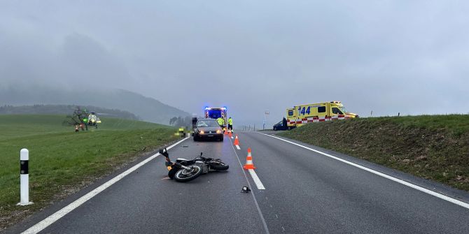 Auto erfasst Motorradlenker.