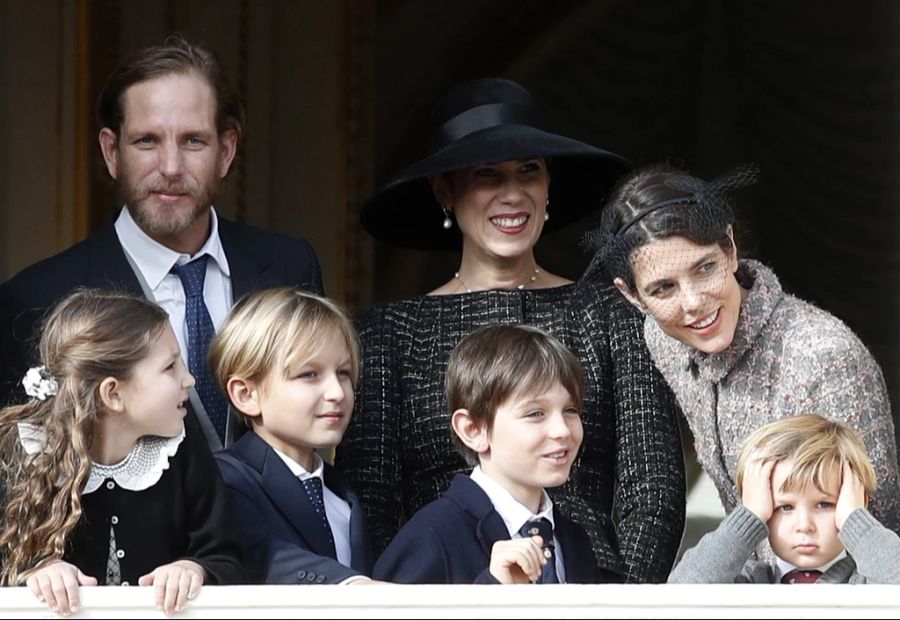 Andrea Casiraghi mit seiner Schwester (r.), seiner Gattin und den gemeinsamen Kindern.