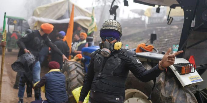 Farmers equip themselves to face police tear gas as Indian farmers who have been protesting for a week to demand guaranteed crop prices wait to march to the capital near Shambhu border that divides northern Punjab and Haryana states, some 200 kilometers (120 miles) from New Delhi, India, Wednesday, Feb.21, 2024. The protesting farmers began their march last week, but their efforts to reach the city have been blocked by authorities. (AP Photo/Altaf Qadri) India Farmer Protests