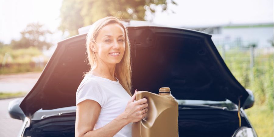 Frau mit Automotoröl