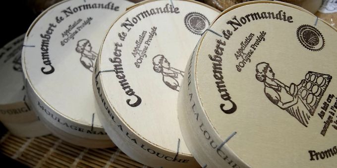 Französische Forschende haben vor einem möglichen Ende des Camemberts mit seiner weissen, flaumigen Kruste gewarnt. (Archivbild) käse studie