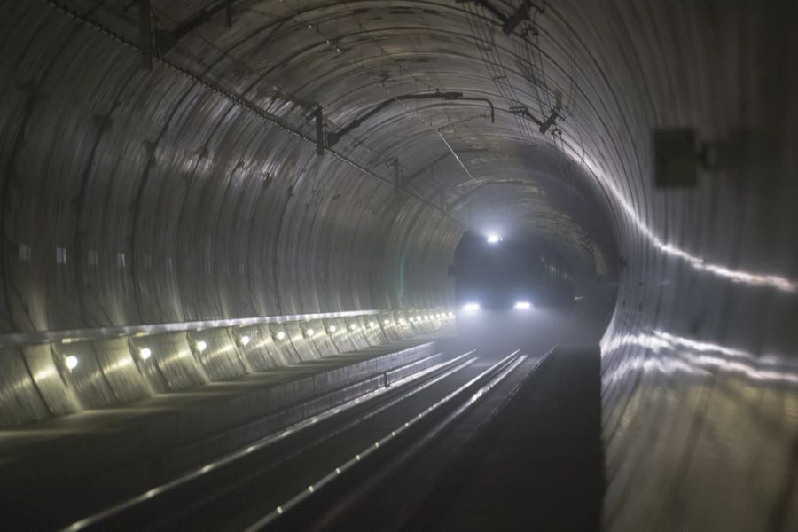 Noch immer liegen mehrere Wagen des verunfallten Güterzuges im Tunnel.