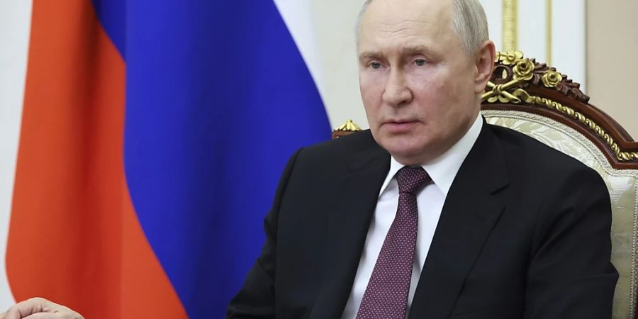 Wladimir Putin, Präsident von Russland, begrüsst im Rahmen einer Videobotschaft die Mitglieder des russischen Auslandsgeheimdienstes zur XI. Moskauer Konferenz für internationale Sicherheit. Foto: Mikhail Klimentyev/Pool Sputnik Kremlin/AP/dpa