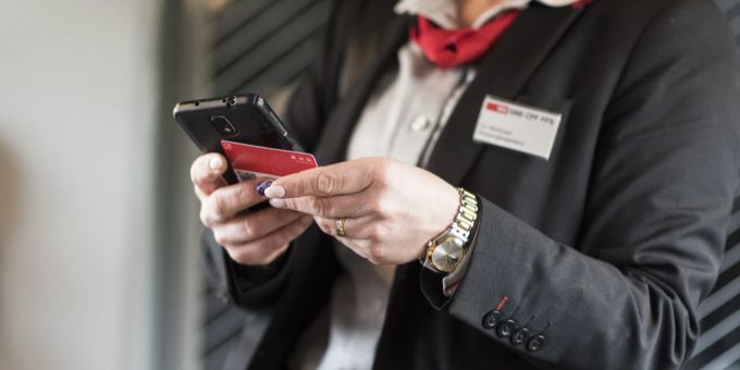 Wer im öffentlichen Verkehr via SBB-App ein gültiges Ticket zurückerstattet haben will, zahlt zehn Franken. SBB Zug Kontrolleur App