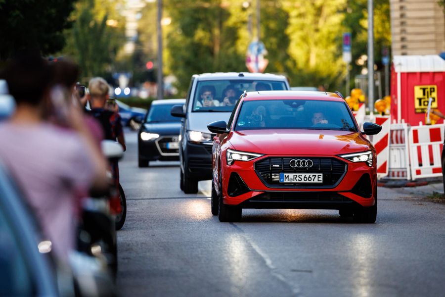 Im roten Audi wurde der neue Star-Stürmer an die Säbener Strasse gefahren.