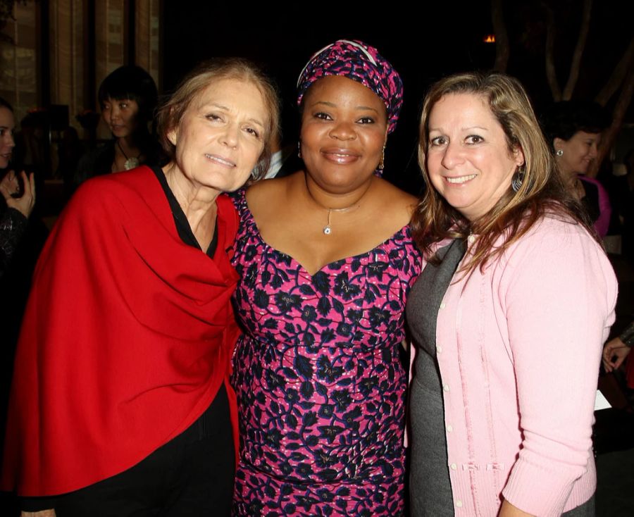 Abigail Disney (rechts) setzt sich für höhere Reichen-Steuern ein. Hier posiert sie mit Gloria Steinem, einer Frauenrechtsaktivistin, und Leymah Gbowee, einer Friedensaktivistin, 2011.