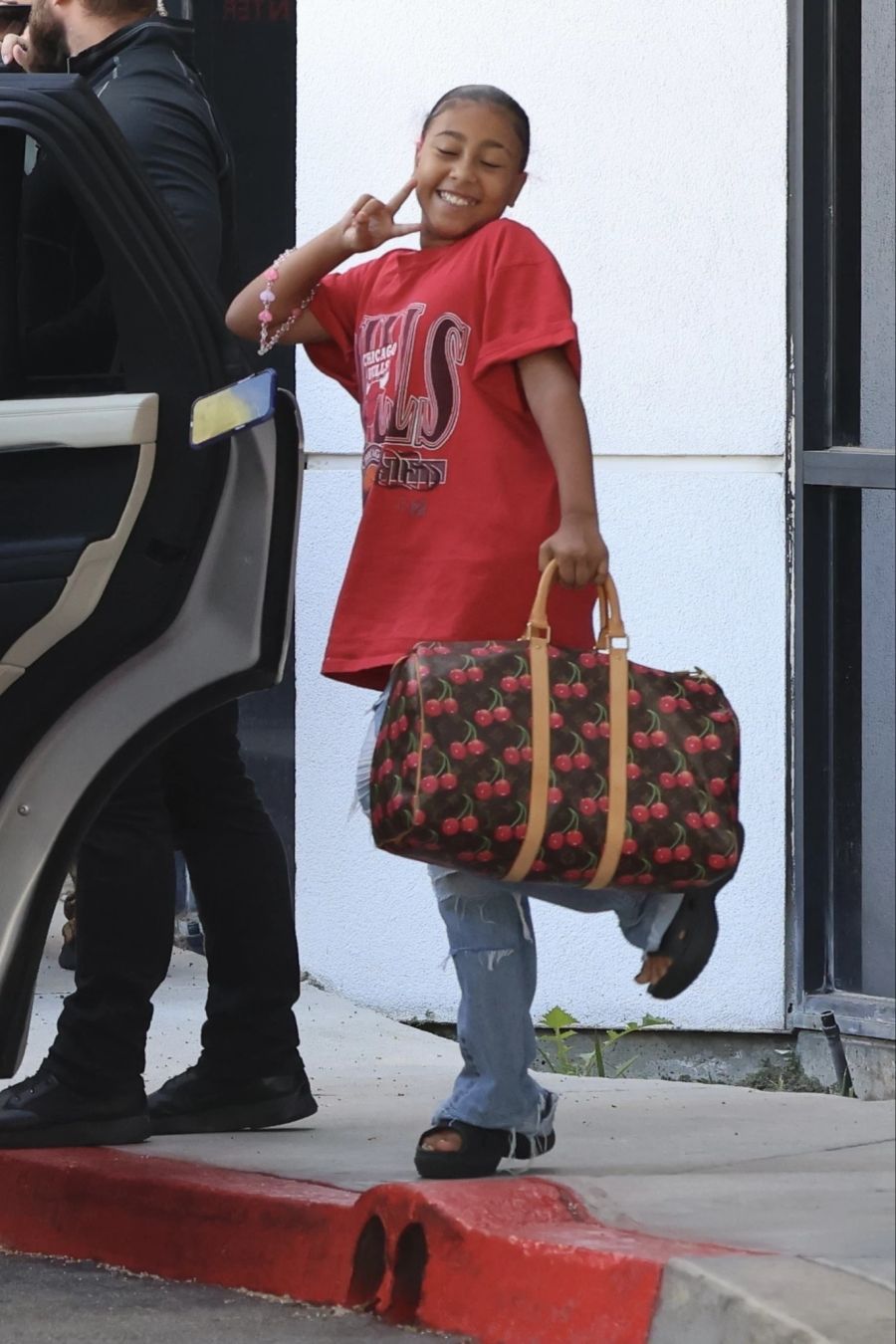 North West posiert mit einer teuren Designer-Tasche.