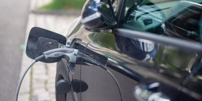 Die EU leitet eine Untersuchung wegen Chinas Unterstützung für Hersteller von Elektroautos ein. E-Auto wird geladen