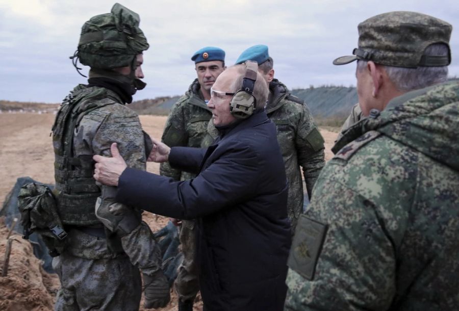 Russland Präsident Putin schaut bei einem Soldaten Training nach dem Rechten.