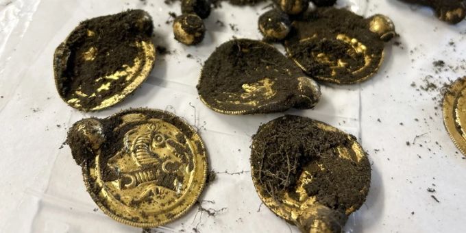 Der Finder hielt die wertvollen Goldmedaillons erst für Schokoladenstücke. Goldmedaillons