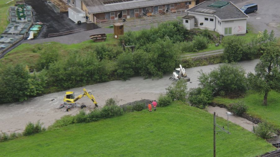 In Luchsingen GL ist der Bächibach wegen eines Unwetters über die Ufer getreten.