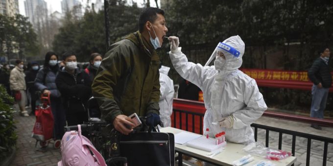 Ein Mann wird am 22. Februar 2022 in Wuhan, China, auf das Coronavirus getestet. Coronavirus China Wuhan
