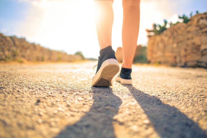 Nicht direkt offensichtlich, aber an Schuhsohlen kann viel Dreck kleben. Schuhe, Strasse