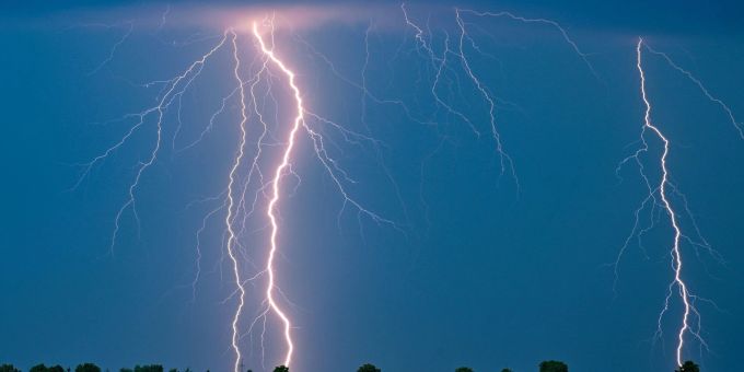 Die drei Bergwanderer wurden vom Unwetter überrascht und konnten sich vor dem Blitz nicht retten. blitz