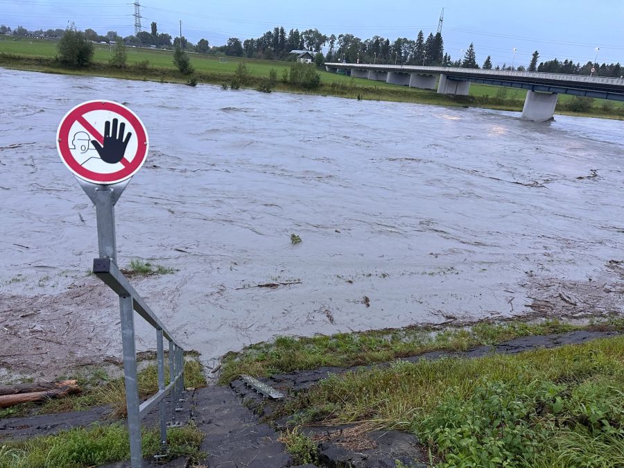 Der Rhein führt in der Ostschweiz sehr viel Wasser, es bestand Überschwemmungsgefahr.