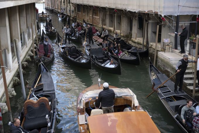Auch der Massentourismus setzt Venedig zu. (Archivbild) Gondeln Venedig Stau Tourismus