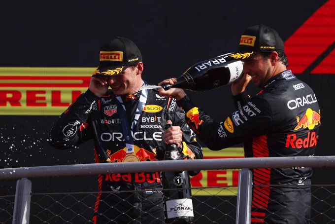 Max Verstappen und Sergio Perez (Red Bull) feiern beim Italien-GP der Formel 1. Red Bull Verstappen Perez