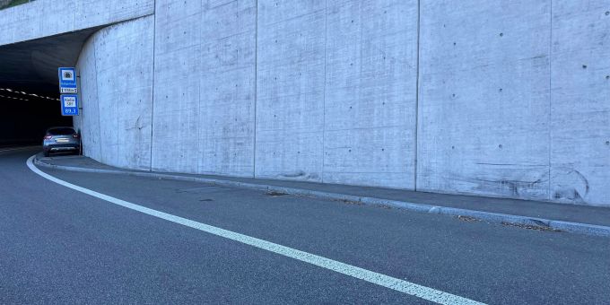 Neuhausen am Rheinfall: Alleinunfall fordert eine verletzte Person. Neuhausen a.R: Alleinunfall