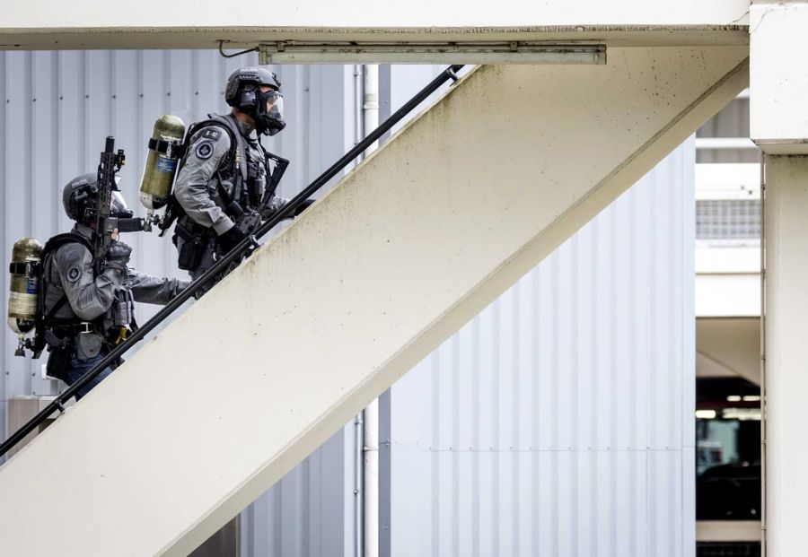 Bewaffnete Polizeieinheiten durchsuchten das Gebäude nach weiteren Gefahrenquellen.