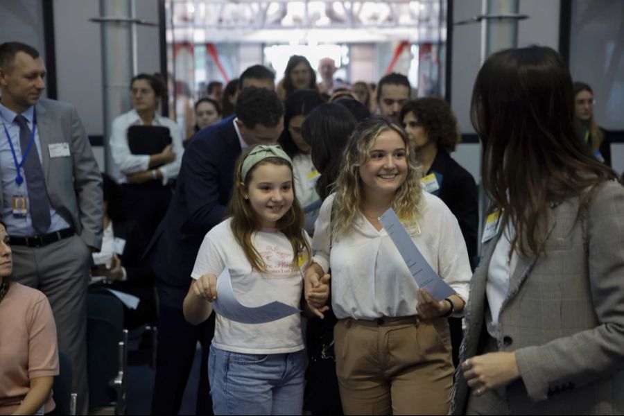 Mariana und Claudia Agostinho am EGMR. Die Schwestern haben gemeinsam mit ihrem Bruder Martim und ihren Cousinen und Cousins alle 32 Länder der EU verklagt.