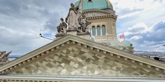 Die Fassade des Bundeshauses wird ab Dienstag so aussehen: Das Kunstwerk heisst «Tilo», benannt nach einer der ersten Nationalrätinnen überhaupt, Tilo Frey (FDP). Bundeshaus 175 Jahre Verfassung