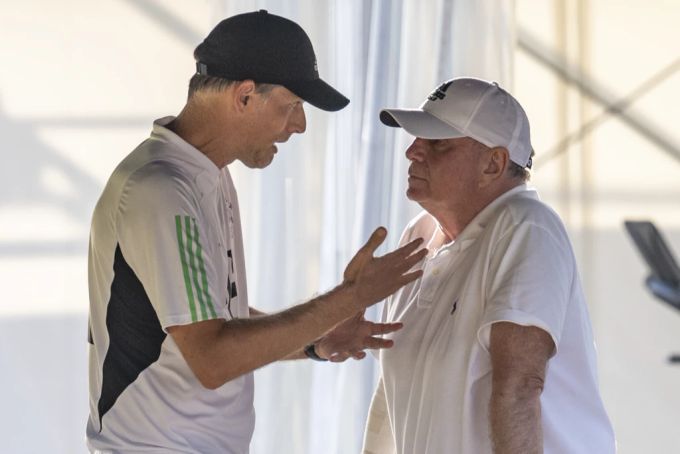 Nach den gescheiterten Transfers mit Gesprächsbedarf: Thomas Tuchel (l), Trainer von Bayern München, und Uli Hoeness. Tuchel hoeness