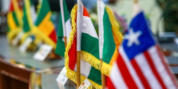 Auch Niger ist Teil des neuen Bündnisses. Niger Flagge Ecowas Bündnis
