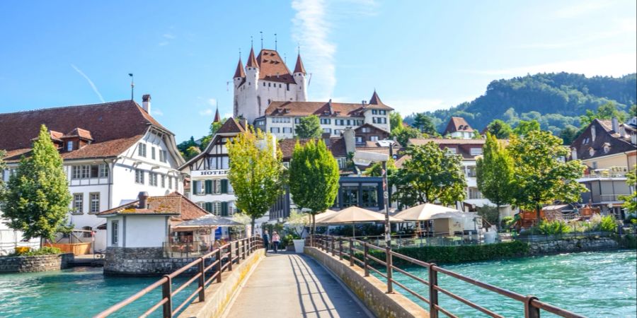 Schloss Thun Panoramablick Stadtbrücke Fluss