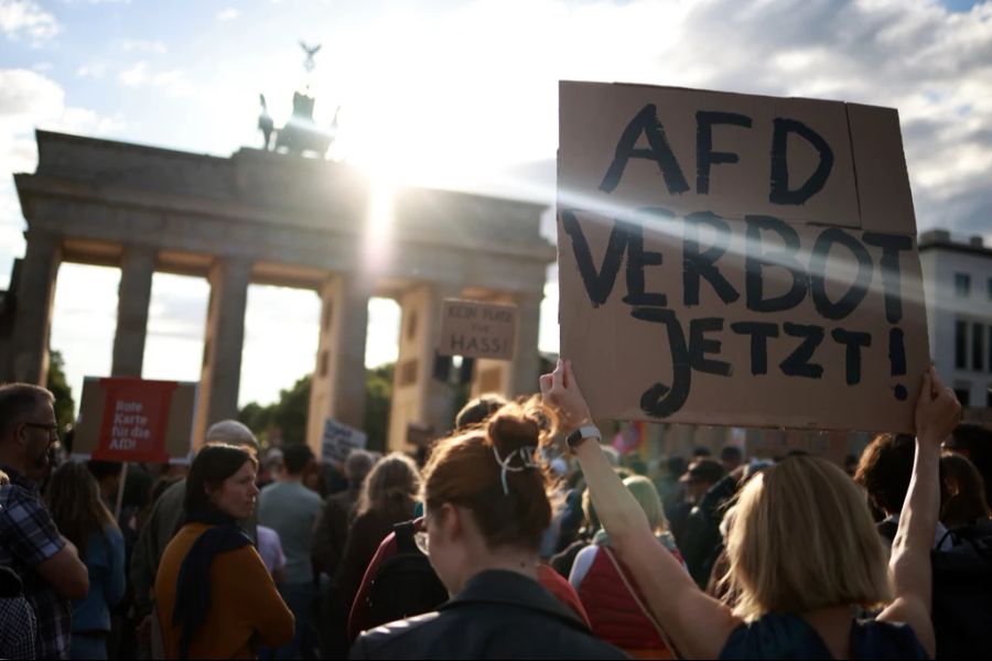 Links der Mitte stehen die Schuldigen bereits heute fest: Die AfD sei für die Gewaltspirale verantwortlich. (Symbolbild)