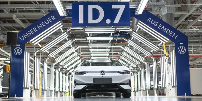 Der vollelektrischen ID.7 von Volkswagen steht im VW-Werk Emden in der Produktionshalle. Der ADAC vergibt an den ID.7 Pro die Note «sehr gut». (Archivbild) adac