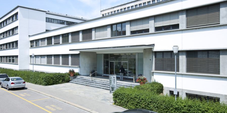Noch bis zum 30. Oktober kann die Schweizerische Nationalbibliothek im Berner Kirchenfeldquartier besucht werden. Ab dem 30. November ist sie der Öffentlichkeit dann vorübergehend an ...