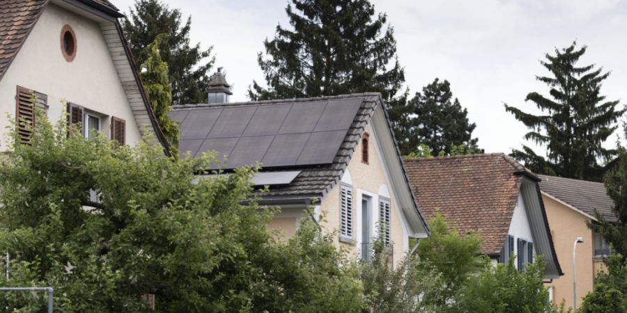 Gemäss des Schweizerische Wohnimmobilienpreisindex (IMPI) sind die Kaufpreise für Einfamilienhäuser im zweiten Quartal minimal gesunken. Am langfristigen Preistrend für Wohnimmobil...