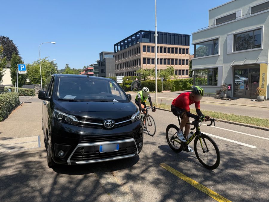 Velofahrer müssen dem Hindernis kurzerhand über die Autospur ausweichen.