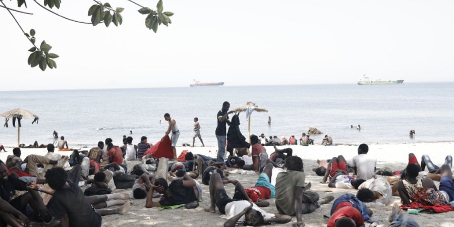 Mehrere Migranten erholen sich am Strand. Migranten, denen es in den letzten Tagen gelungen ist, nach Ceuta zu schwimmen, kehren aus eigenem Antrieb auf die marokkanische Seite in die S...