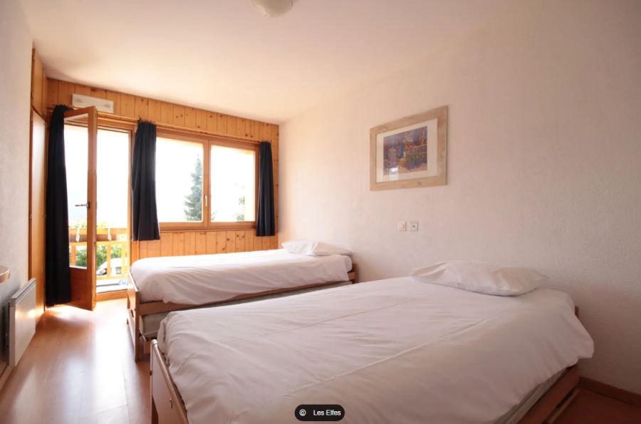 Spartanisch und teuer: So sehen die Zimmer im Luxus-Ferienlager aus.