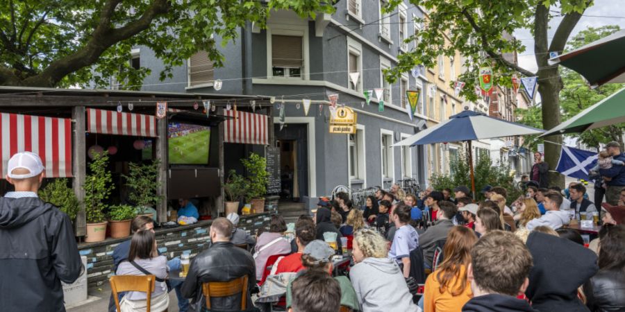 Zusammen draussen Spiele der Fussball-WM schauen soll auch nach 23 Uhr möglich sein, findet das Zürcher Stadtparlament. (Archivbild)