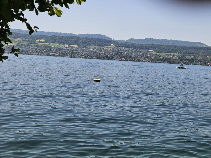 Tafeln mit weissem Strich auf rotem Grund und oder gelbe Bojen signalisieren die Sperrzonen.
