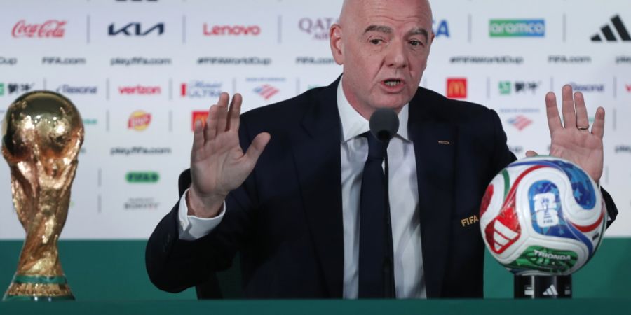 Gianni Infantino lud den Präsidenten des FC Lutry an die WM in die USA ein.