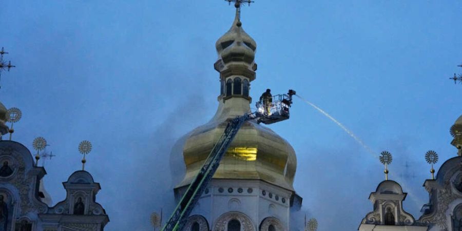 dpatopbilder - Feuerwehrleute löschen einen Brand in der Kiewer Mariä-Entschlafenskirche Pechersk-Lawra, auch bekannt als Höhlenkloster, nach einem russischen Raketen- und Drohnenang...