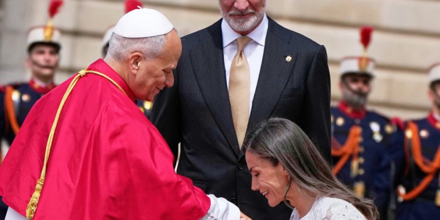 dpatopbilder - Papst Leo XIV. (l) wird vom spanischen König Felipe VI. und Königin Letizia im Königspalast empfangen. Foto: Alessandra Tarantino/AP/dpa