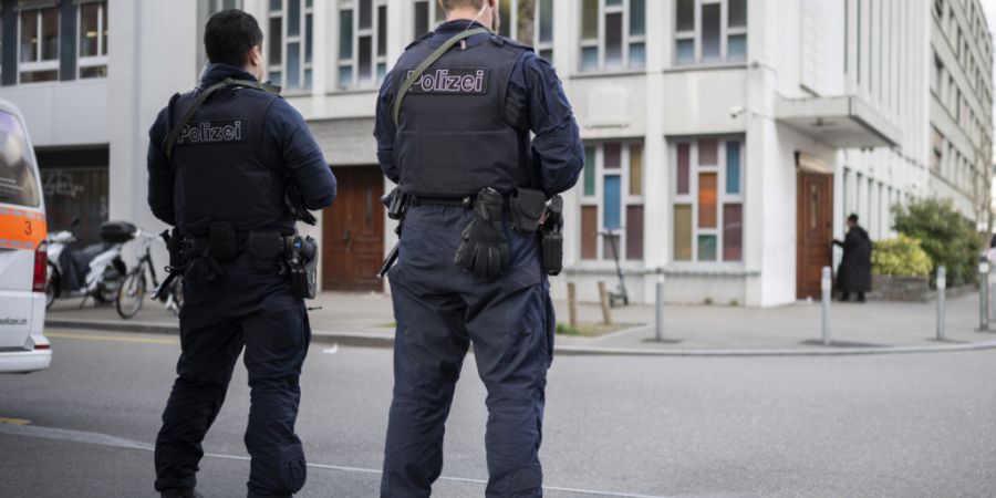 Am 1. Juli steht ein Jugendlicher vor Gericht, der wegen eines Messerangriffs auf einen orthodoxen Juden angeklagt ist. Im Bild die Sicherheitsmassnahmen kurz nach dem Angriff. (Archivbild)