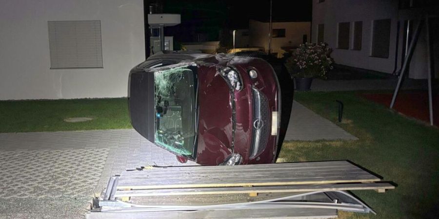 Wohl die Folge eines Sekundenschlafs am Steuer: Eine 23-jährige Lenkerin überschlug sich mit ihrem Auto in Abtwil AG.
