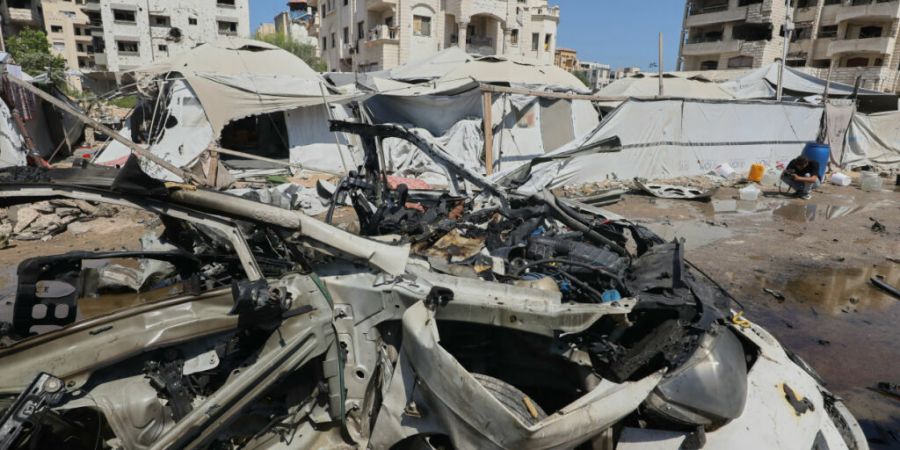 Auf einer Straße in Gaza ist nach einem israelischen Militärangriff ein zerstörtes Fahrzeug zu sehen. Foto: Yousef Al Zanoun/AP/dpa
