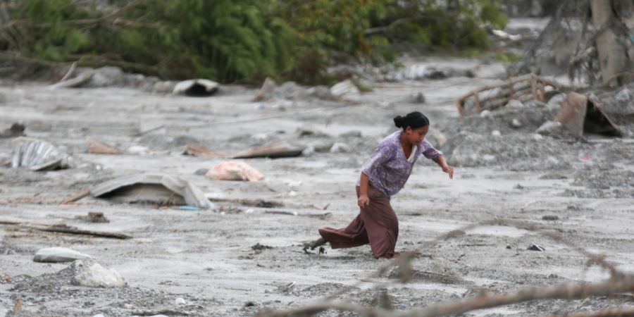 Eine verheerende Sturzflut forderte in Nepal bereits über 1000 Todesopfer und hinterliess ein Bild der Zerstörung. Viele Menschen werden immer noch vermisst.