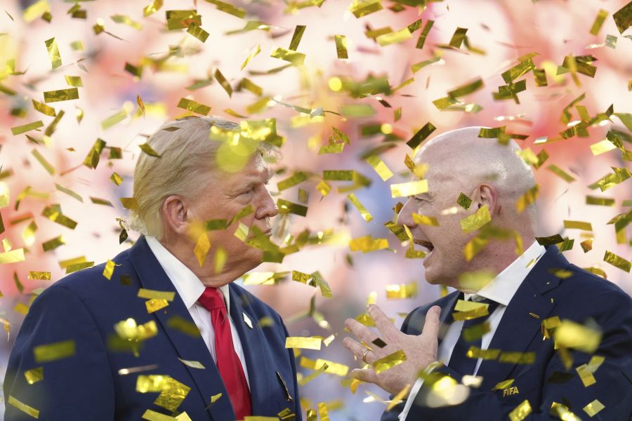 Nahaufnahme: Trump und Infantino im Gespräch, umgeben von goldenem Konfetti.