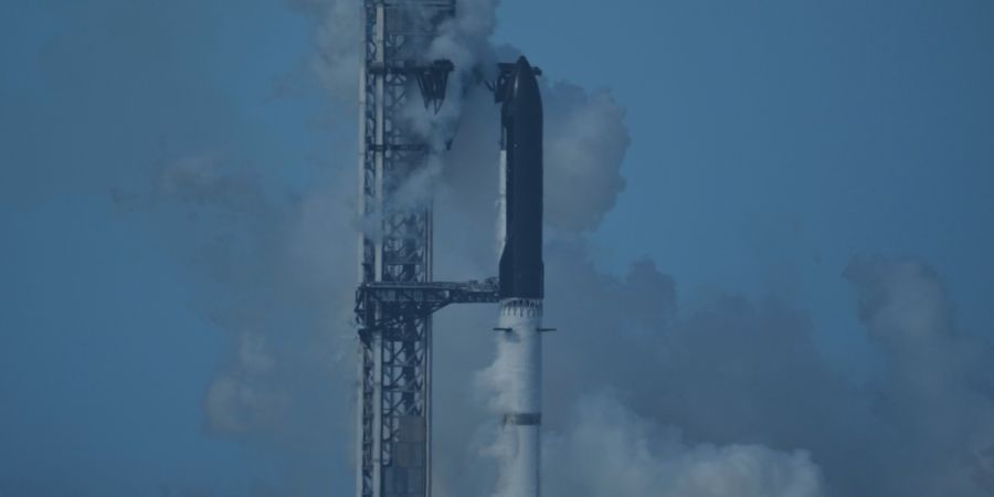 Mit seiner Riesen-Rakete will Elon Musk zum Mars. Zwölf Tests gab es bereits, mit unterschiedlichen Ergebnissen. Ein weiterer konnte nun nicht wie geplant stattfinden.