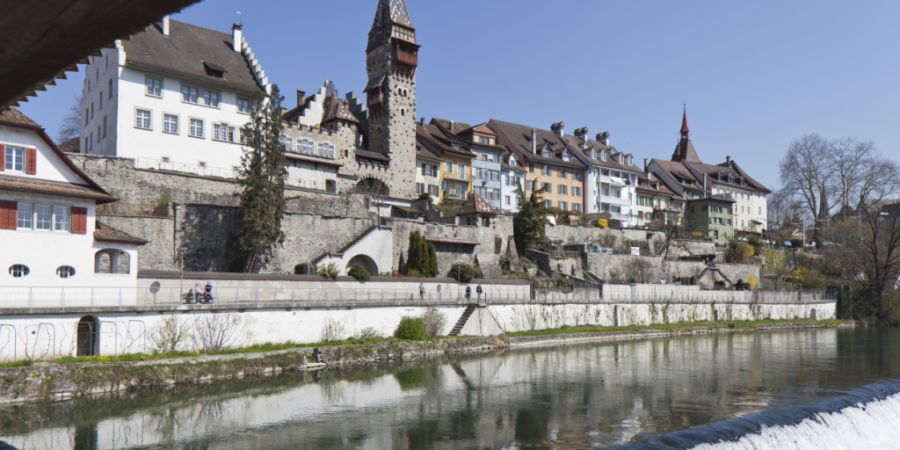 Die Aargauer Regierung setzt beim Gewässerschutz auf ein optimiertes Monitoring und auf einen verbesserten interkantonalen Datenaustausch. Auf dem Bild ist die Reuss bei der Stadt Brem...